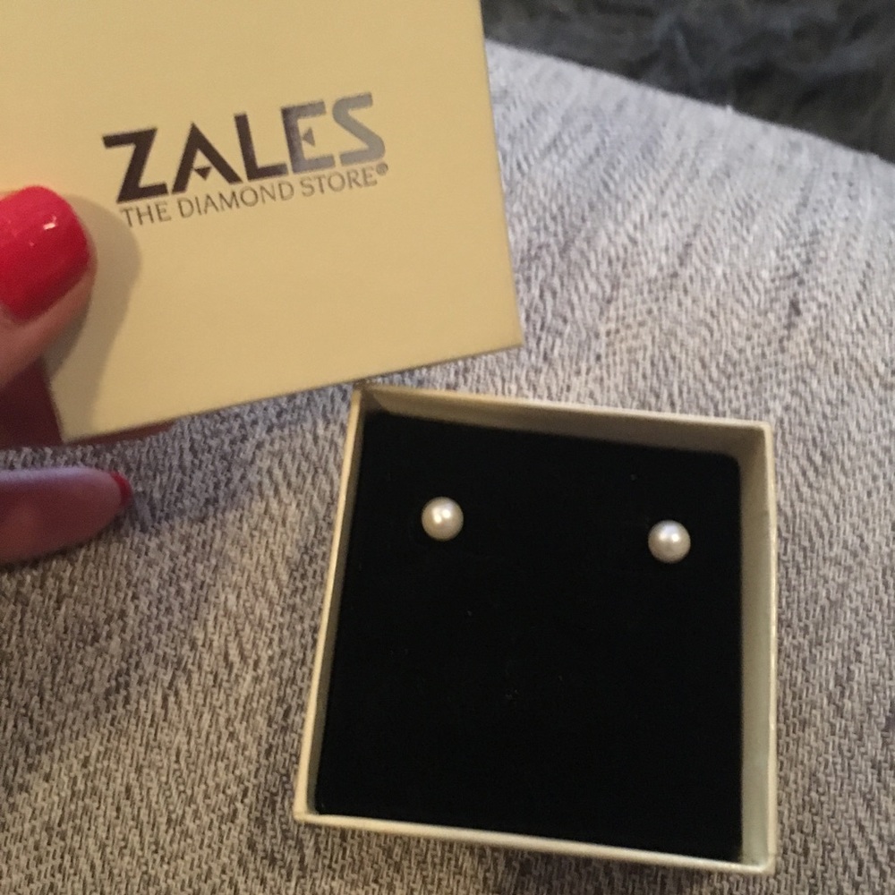 Never worn! Zales - Cultured Freshwater Earrings